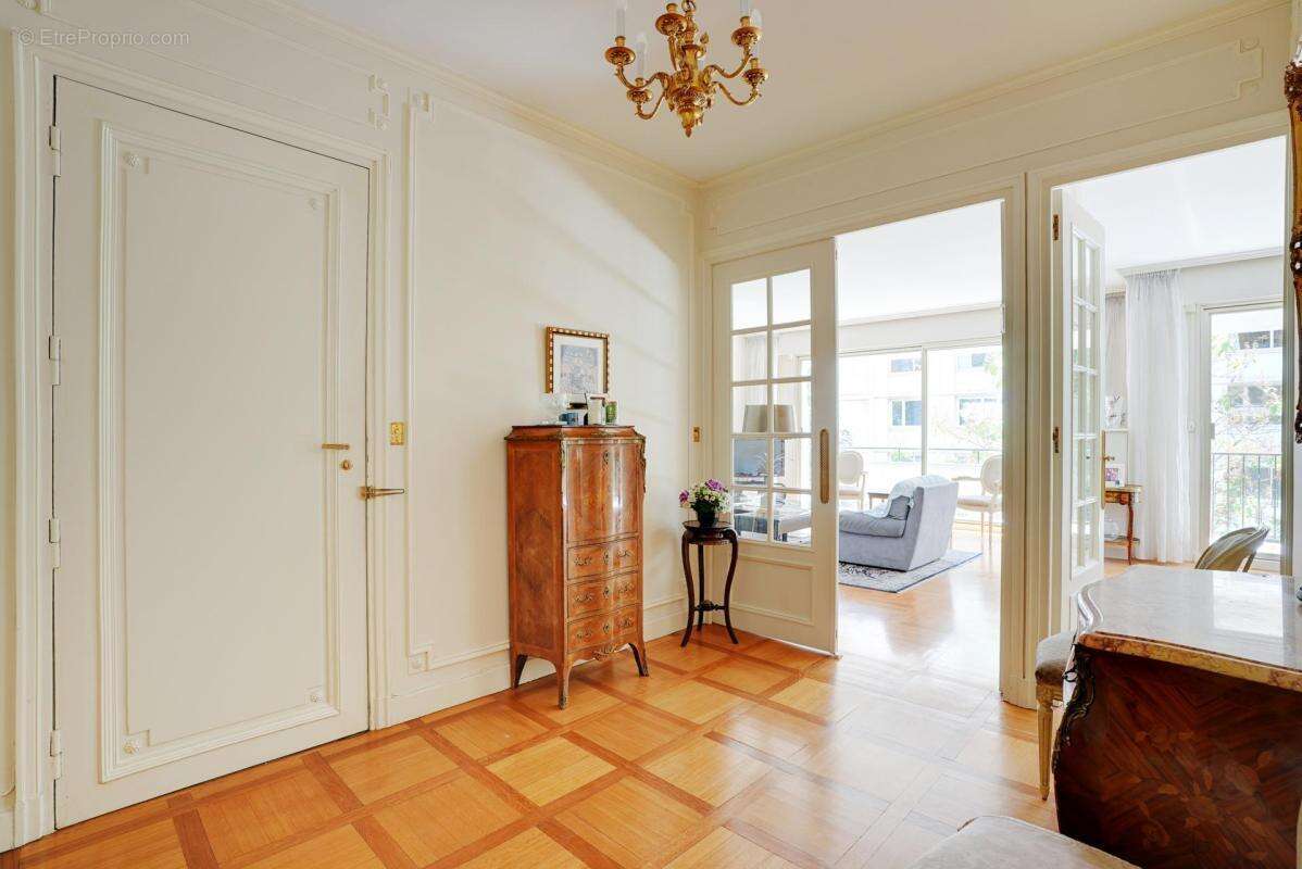 Appartement à PARIS-16E