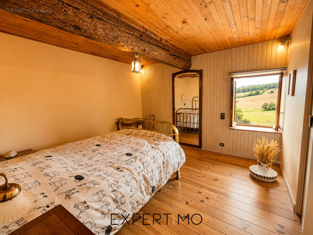 Authentique bâtisse en pierre dorée de 1845   193 m2 habitables   Dépendances   Terrain de 1 312 m2 - photo 12
