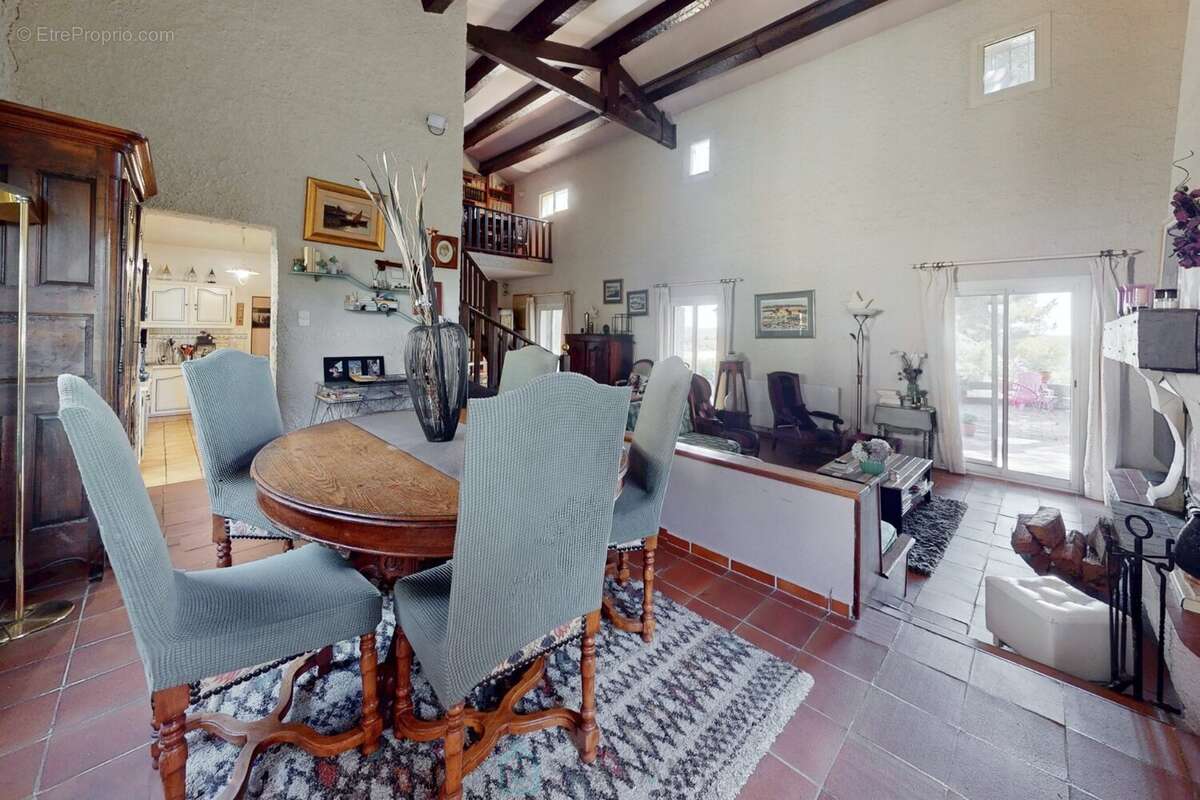 Maison à SAINT-MITRE-LES-REMPARTS