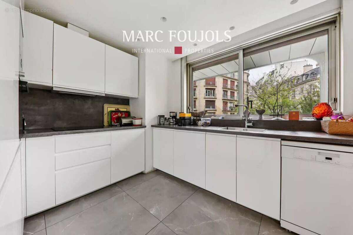 Appartement à PARIS-16E