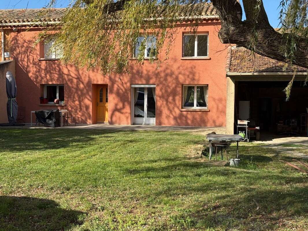 Propriété en pleine nature, avec 10 hectares, piscine et dépendances. - photo 16