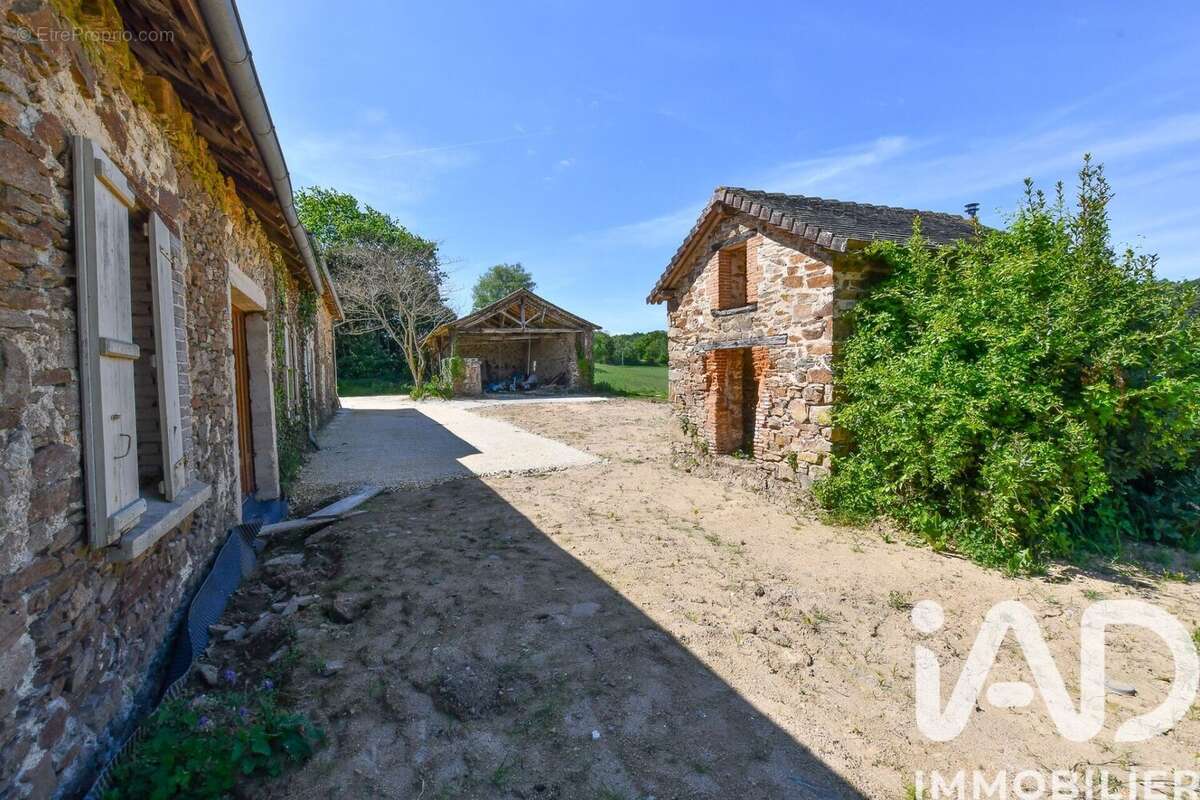 Maison 170 m² à Saint-Pierre-De-Frugie  - photo 2