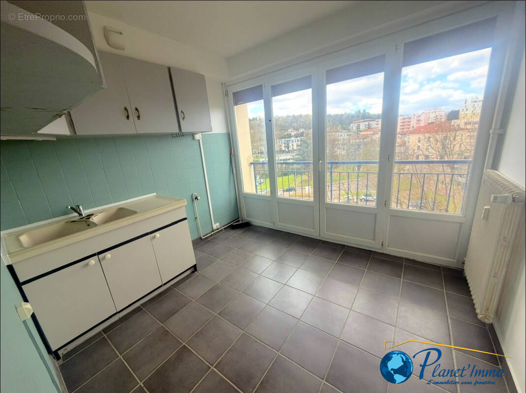 Appartement à SAINT-PRIEST-EN-JAREZ