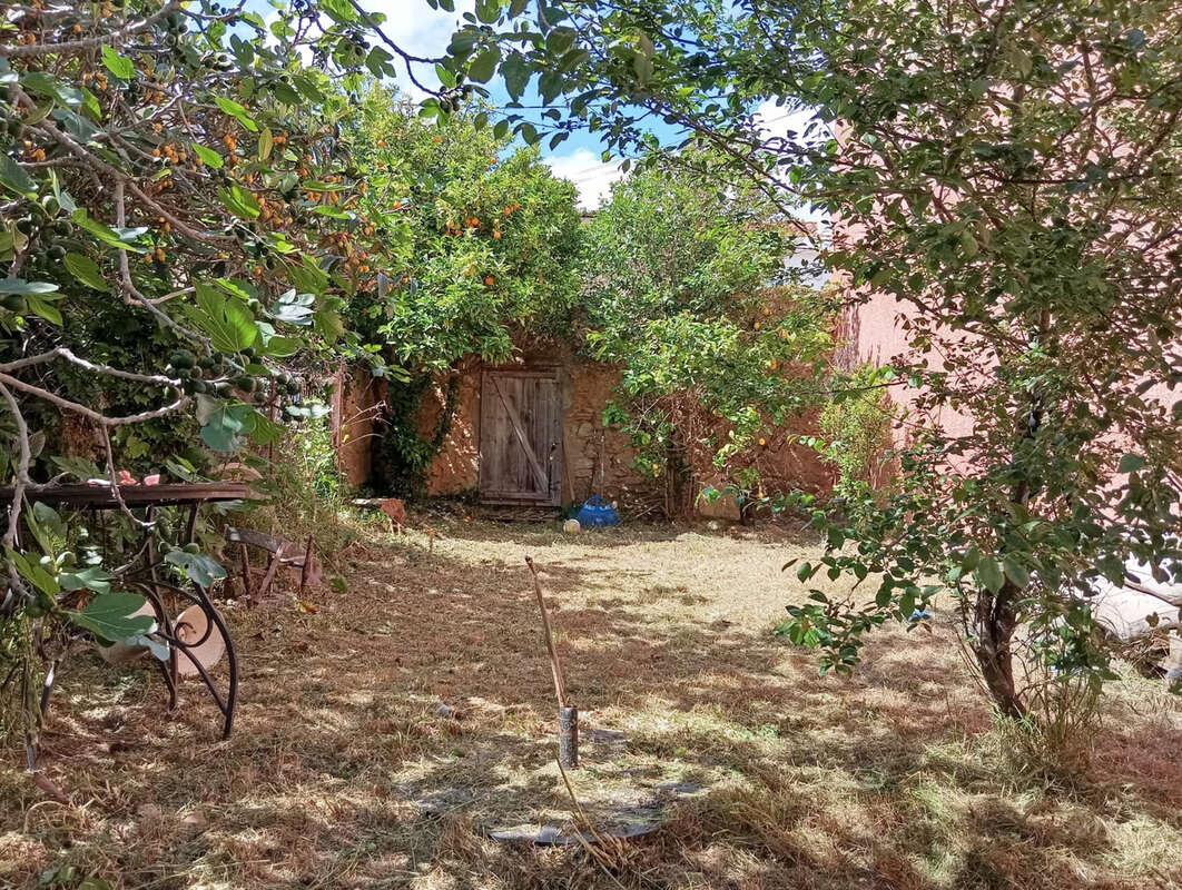 Terrain à OPOUL-PERILLOS