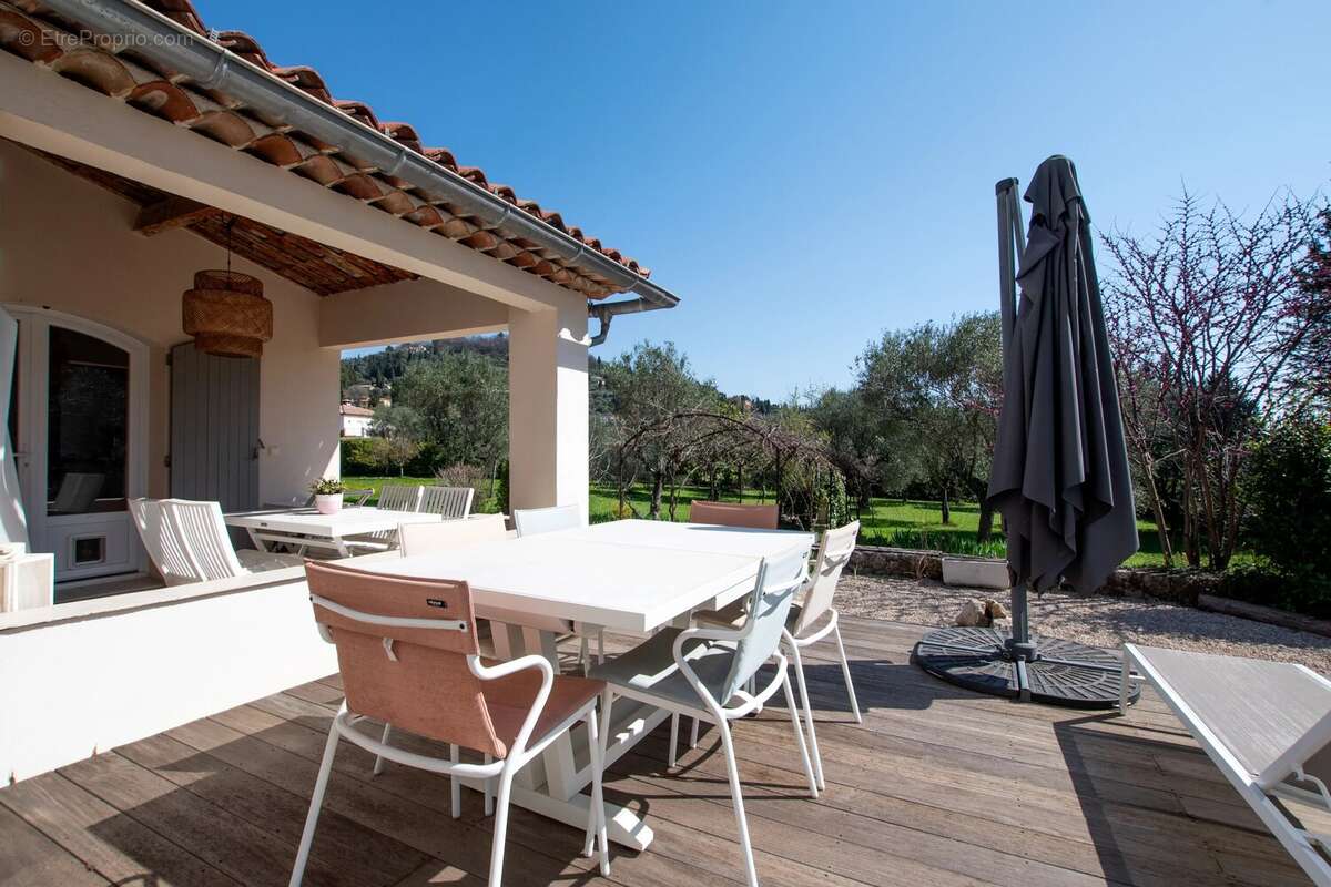 Maison à CHATEAUNEUF-GRASSE