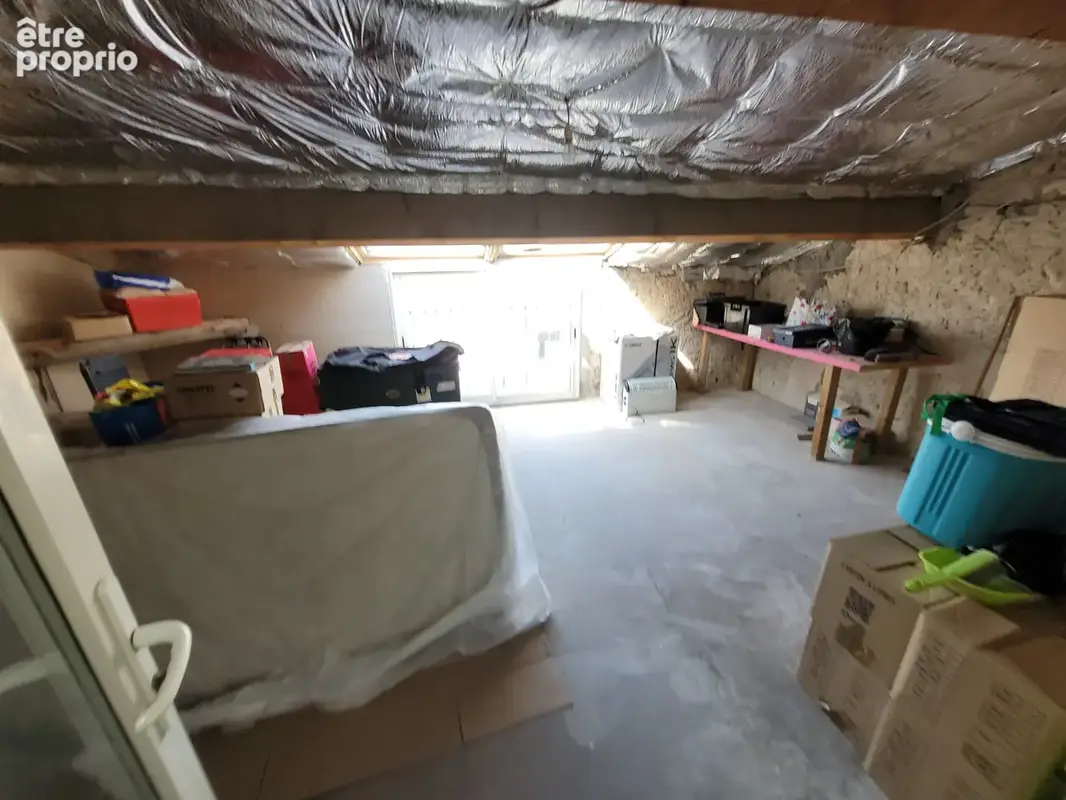 Fleury Agréable maison de village de type IV sur 3 niveaux, libre sur 4 faces située au centre du village dans - photo 13