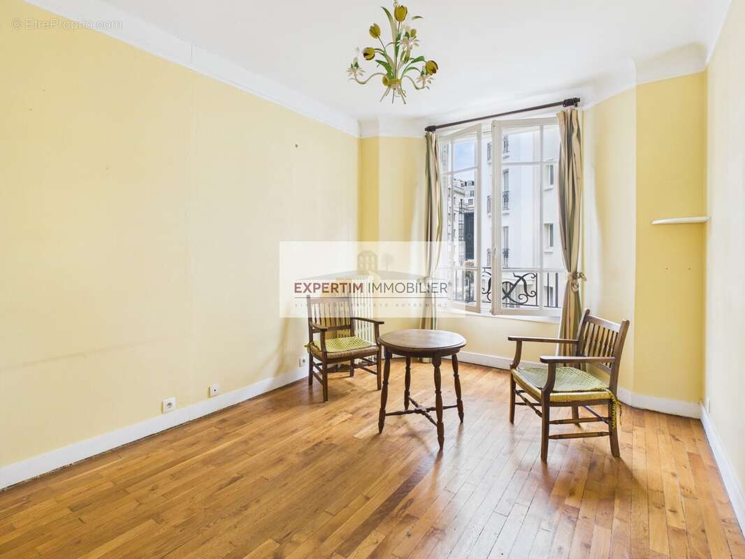 Appartement à PARIS-16E