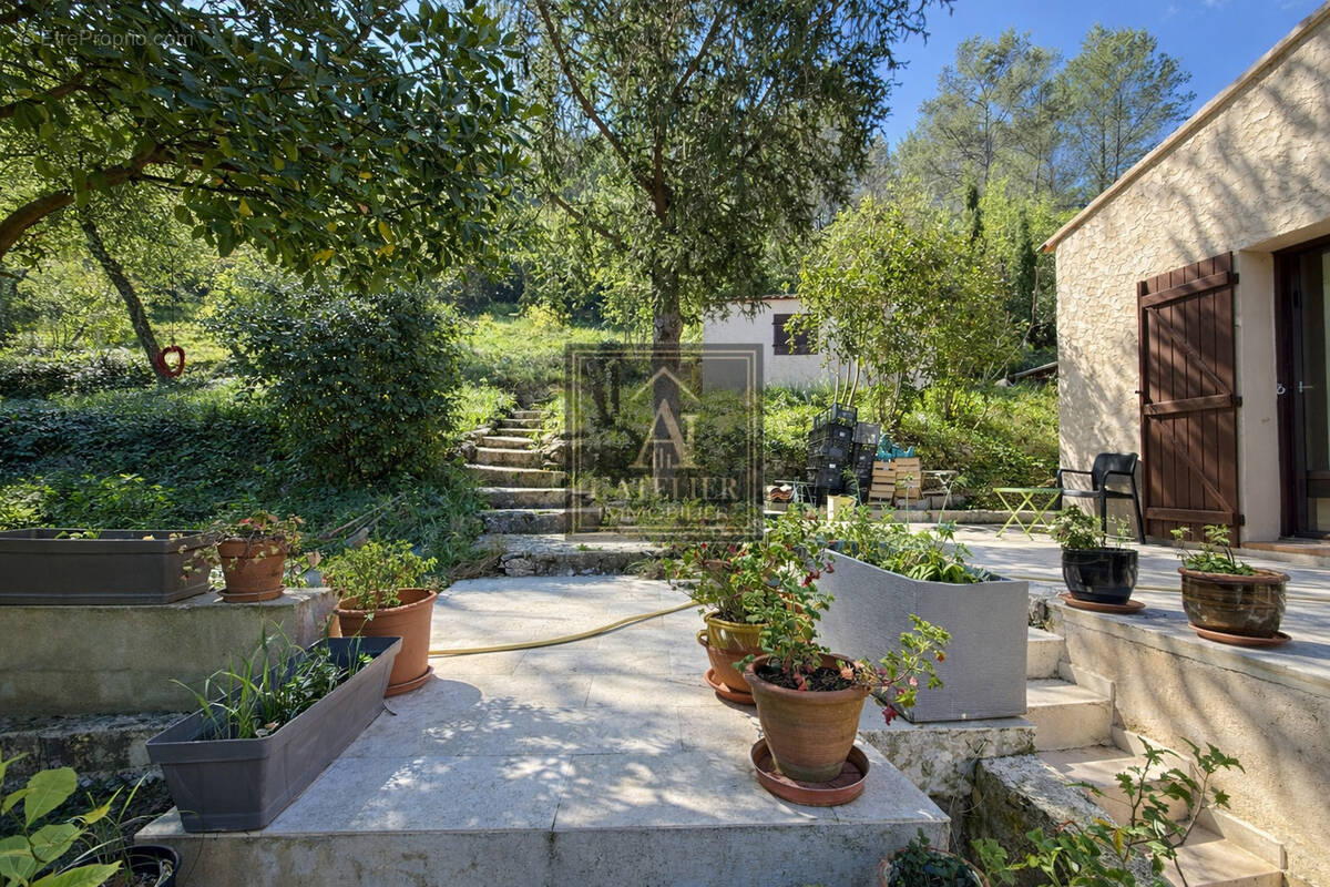 Maison de caractère avec dépendance, sous-sol et piscine au calme absolu sur 3000 m2 - photo 2
