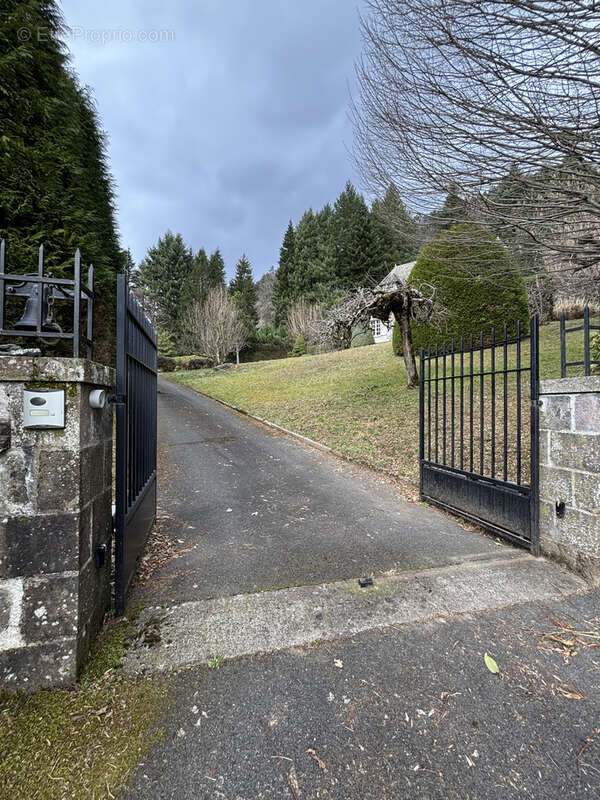 Maison à VIC-SUR-CERE