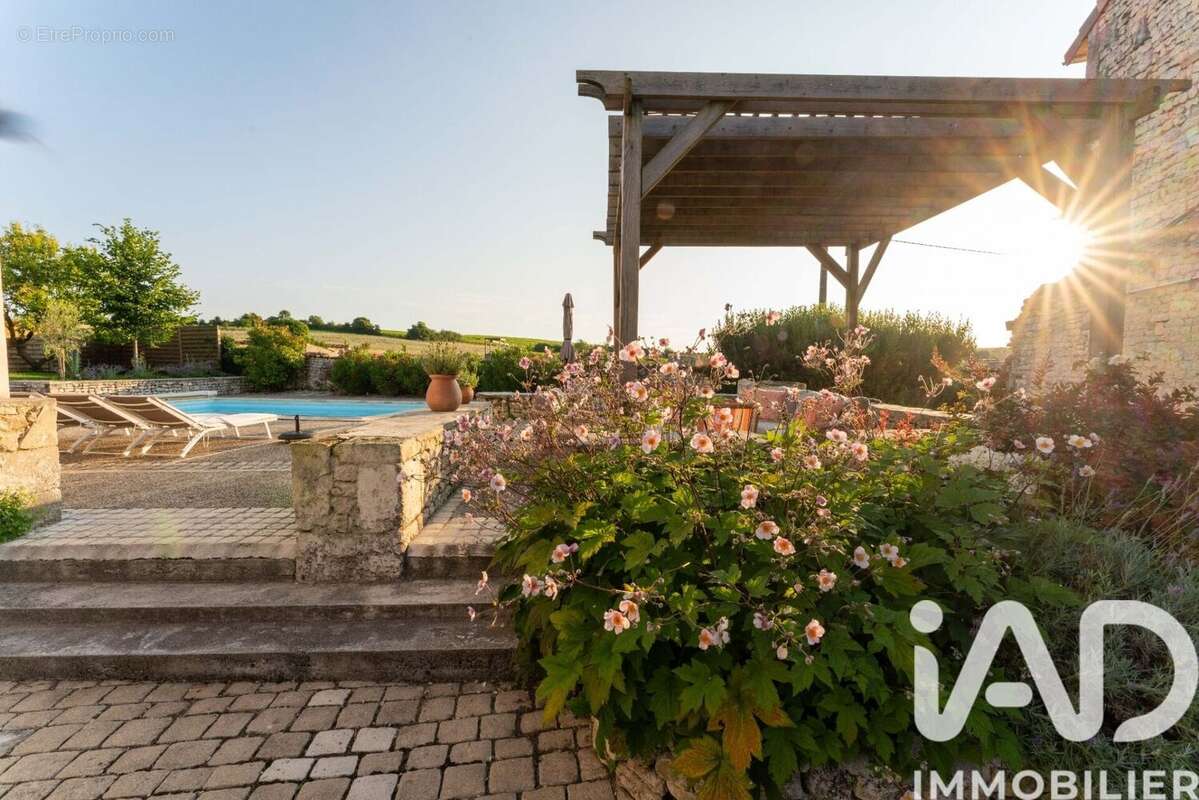 Maison 186 m² à Angeac-Champagne  - photo 3