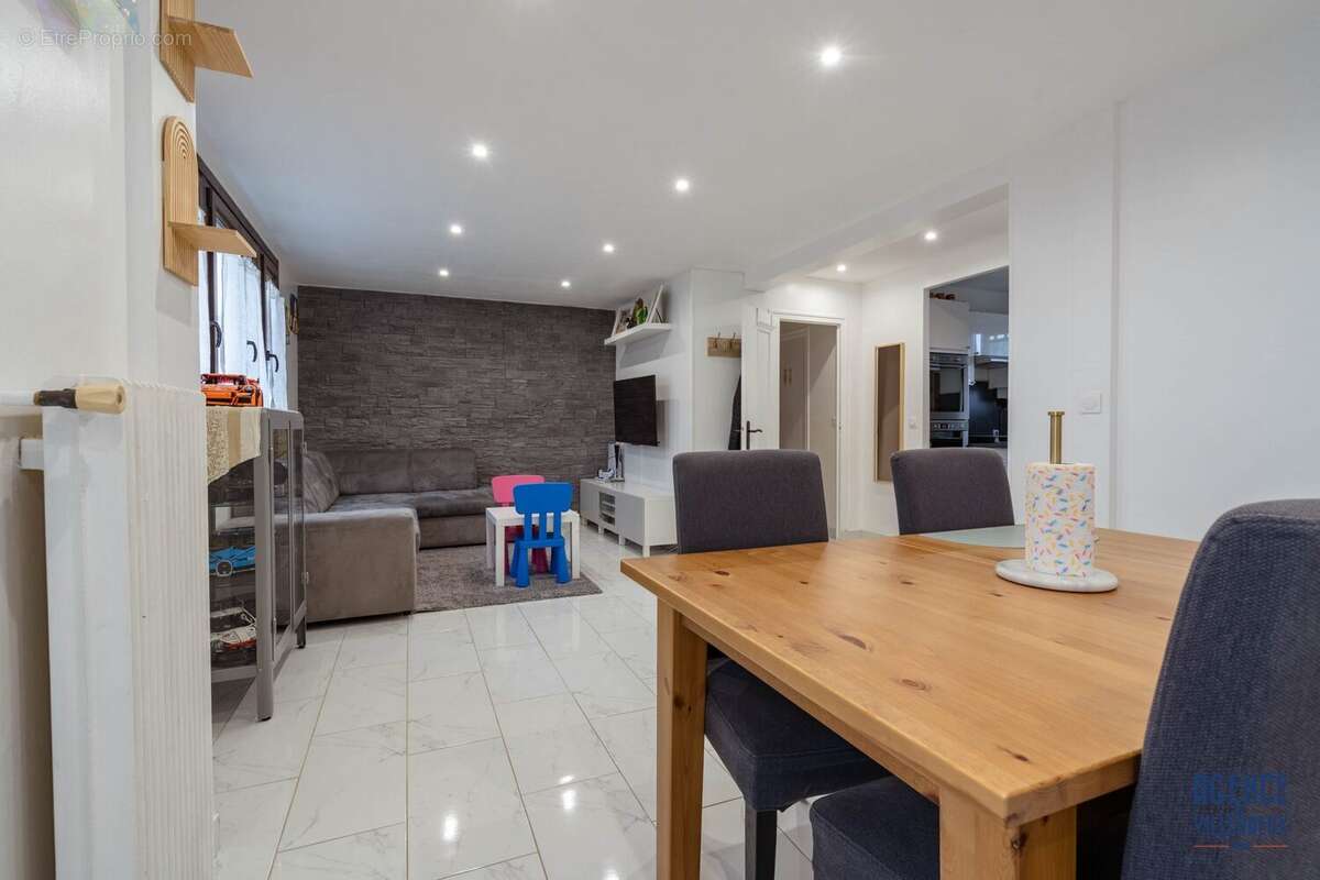 Appartement à LES CLAYES-SOUS-BOIS