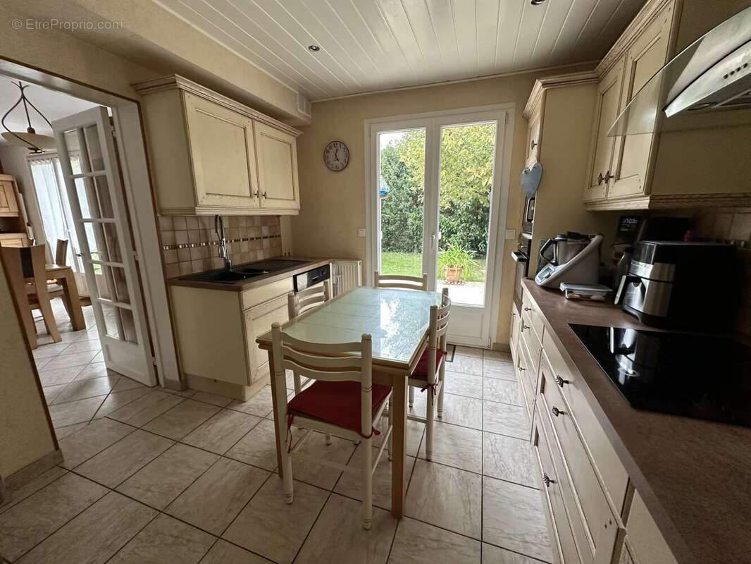 Maison à LE MESNIL-SAINT-DENIS