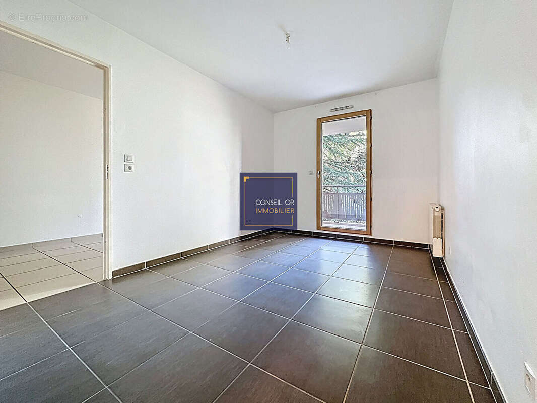 Appartement Saint Genis Laval 2 pièces 45 m2 + garage - photo 4
