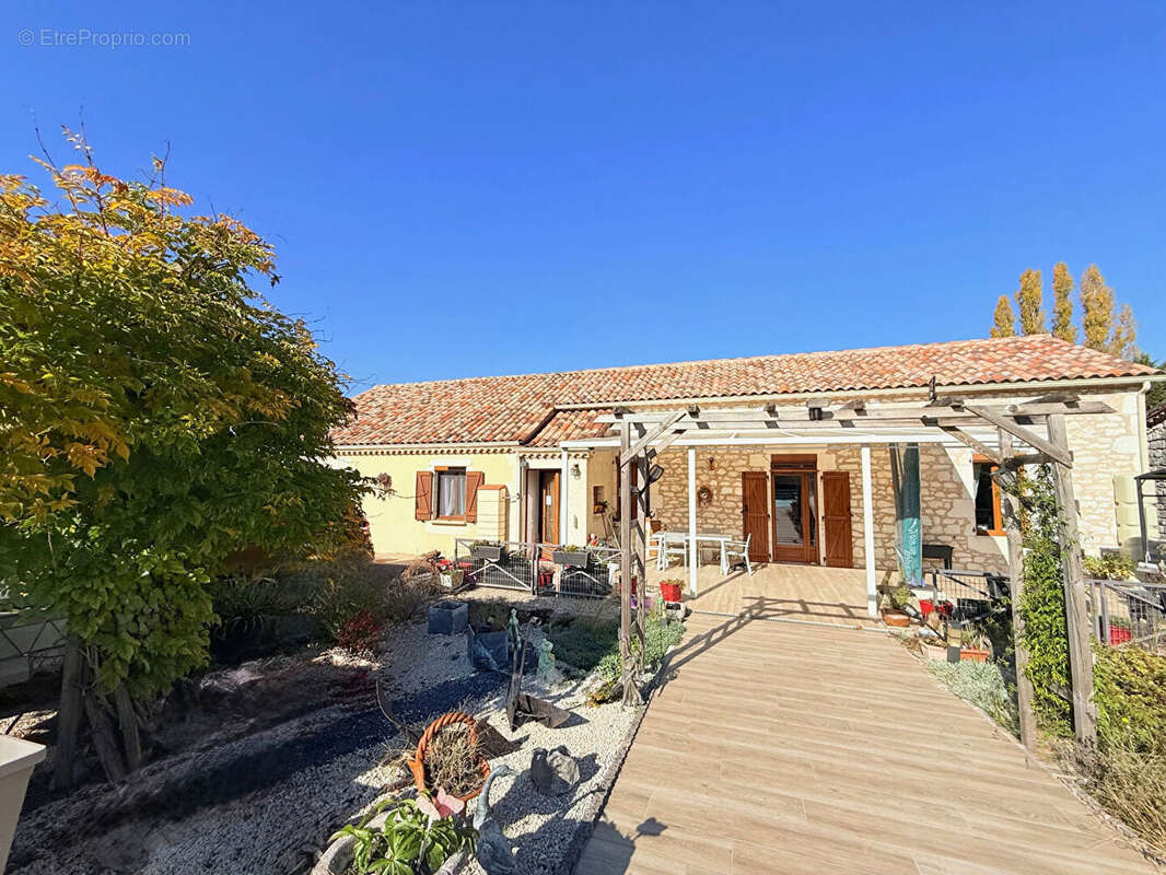 Montcuq: proche commerces - photo 13