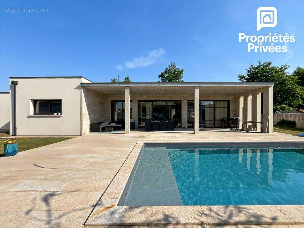 Maison contemporaine 150 m² avec piscine chauffée, garage et vaste pièce de vie de 70 m² - photo 3
