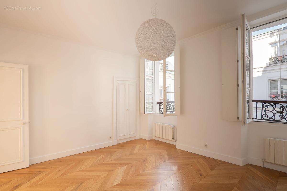 Appartement à PARIS-1E