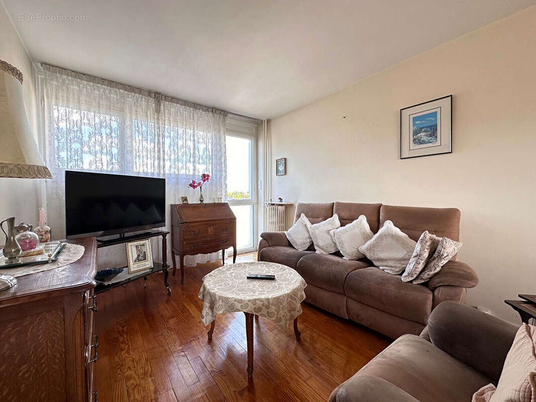 LA GENETTE - Appartement T3 à rafraîchir avec Balcon, Cave et Parking ! - photo 3