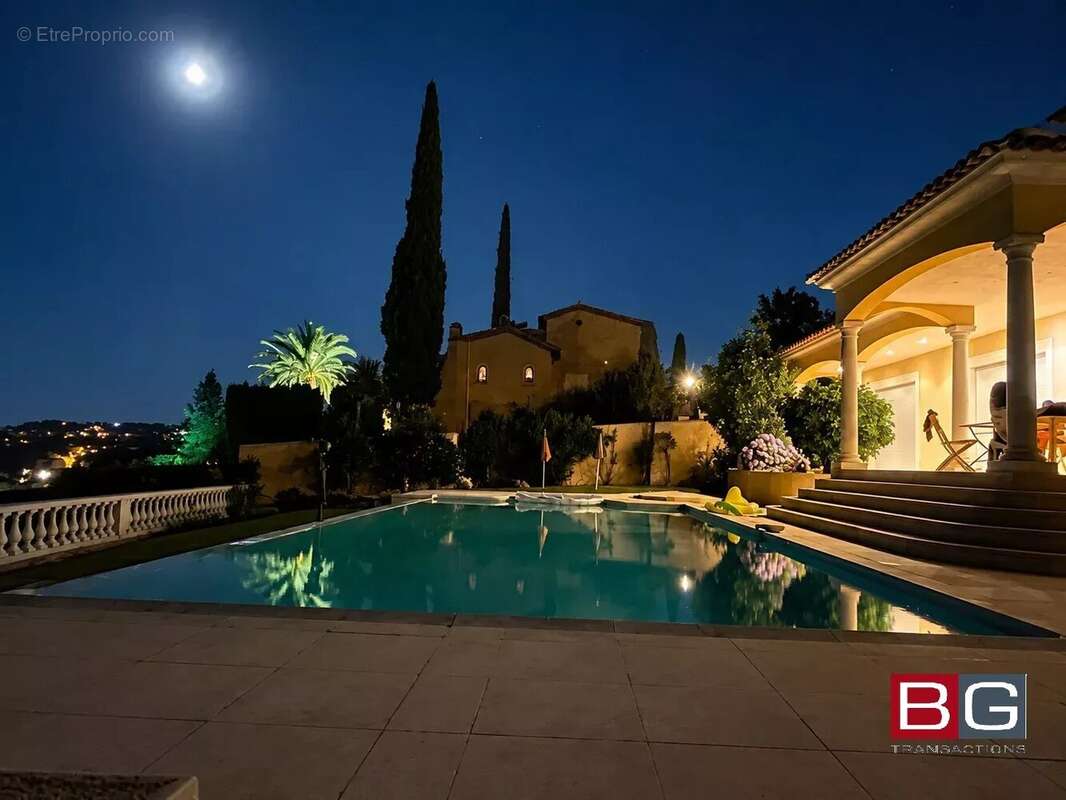 Vue panoramique sur le Cap d'Antibes – Élégante villa contemporaine de 5 pièces - photo 4
