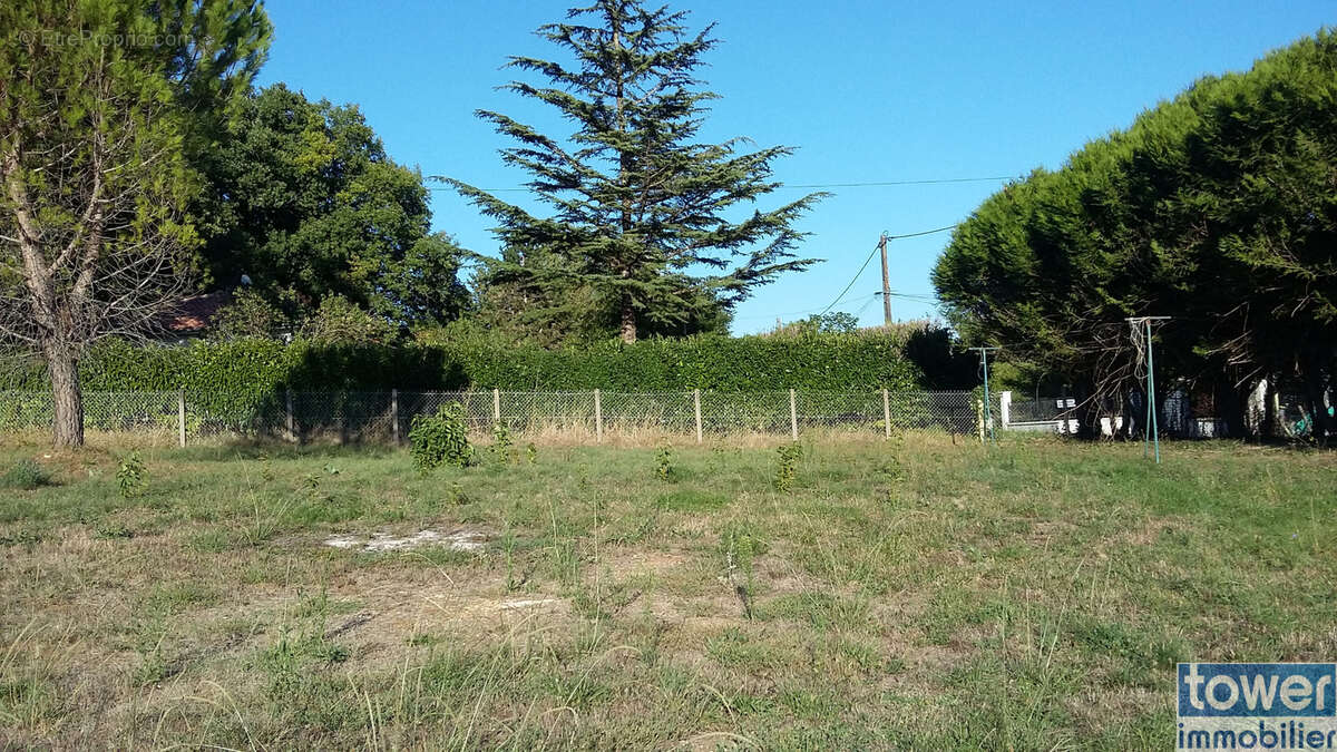 Terrain à GARAT