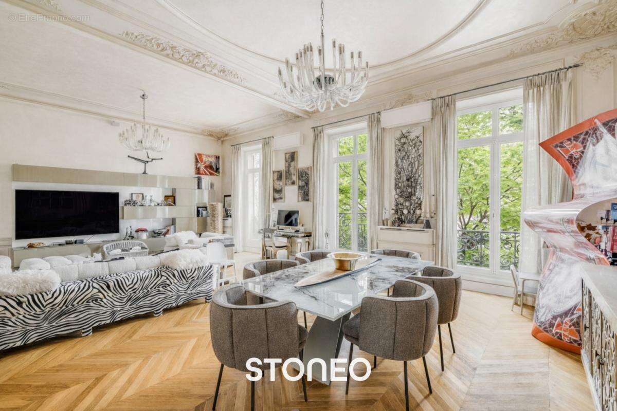 Appartement à PARIS-8E