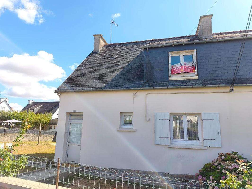 29520 Châteauneuf du Faou maison mitoyenne au calme 3 chambres cuisine salon bureau et garage - photo 9