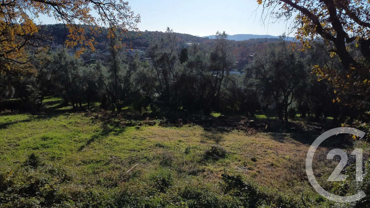Terrain à OPIO