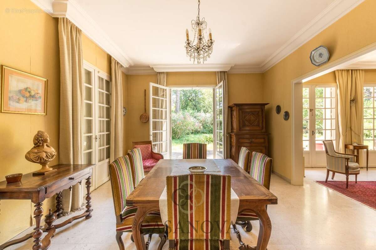 Maison familiale de plus de 270 m² avec parc arboré de 3 000 m² aux Arceaux à Montpellier - photo 15