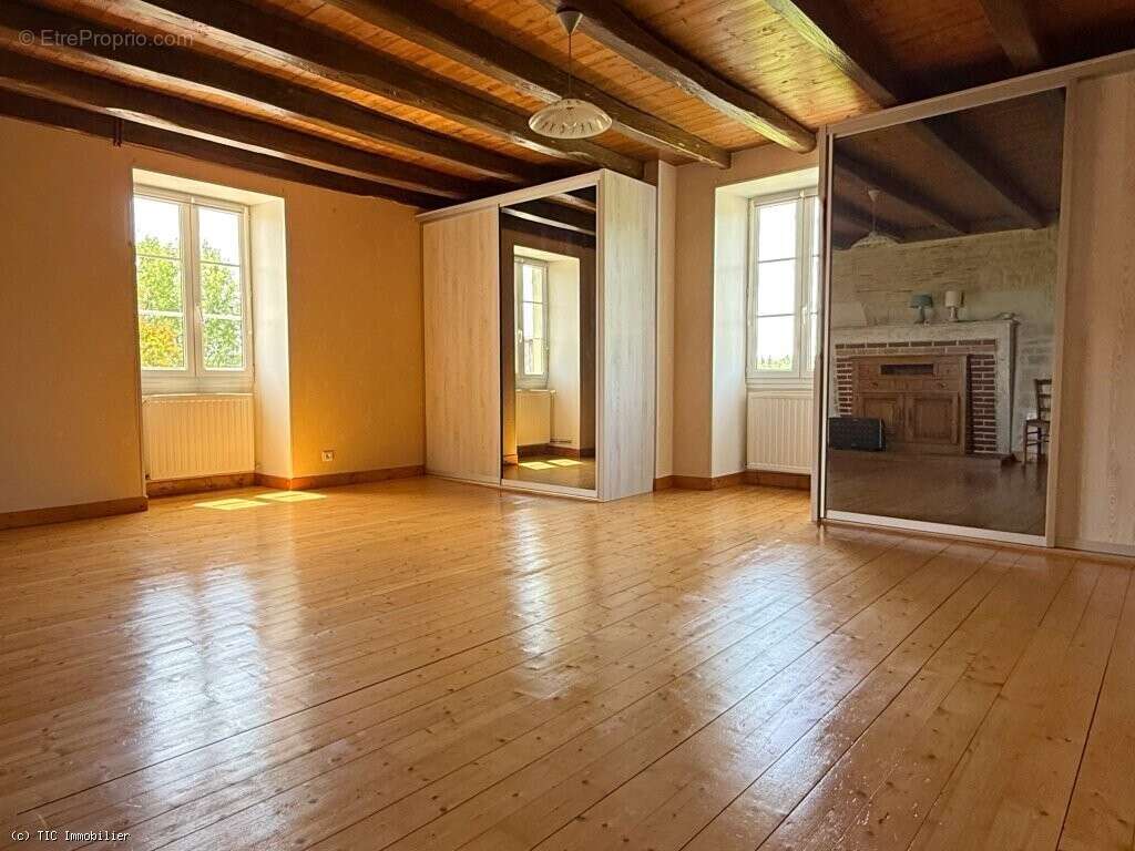 Maison à AIGRE