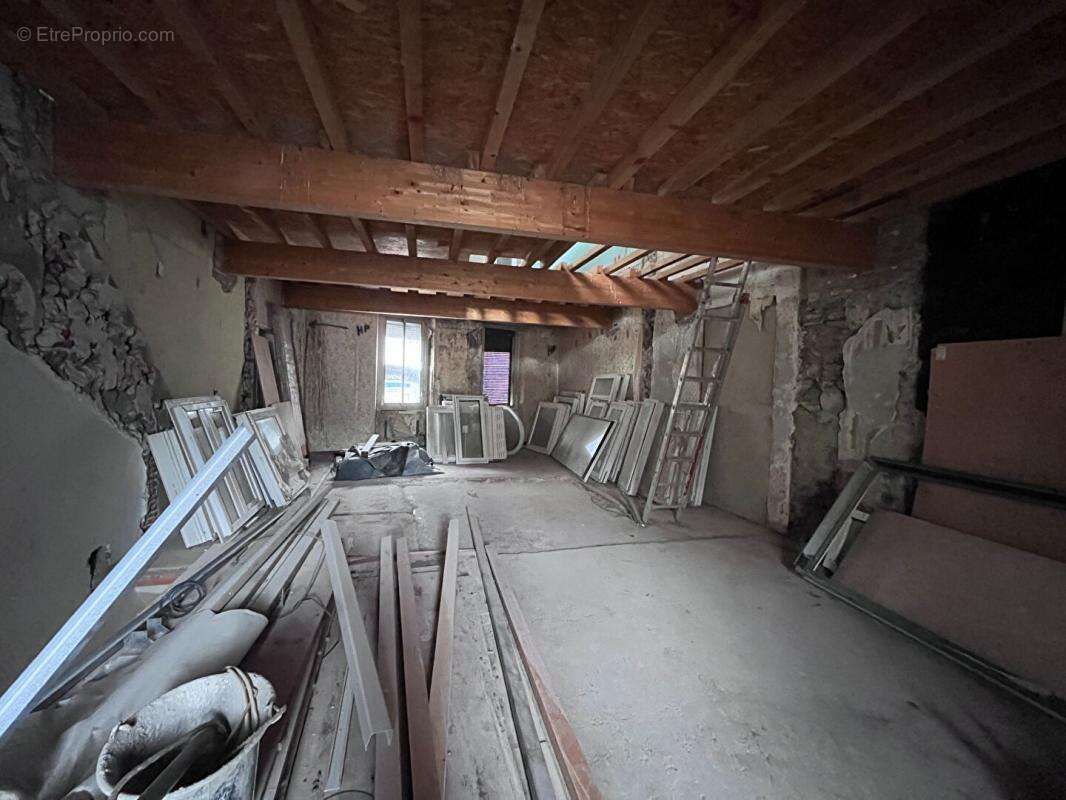 Immeuble de rapport de 200 m² environs à rénover pouvant être aménagé en deux appartements et un local - photo 10