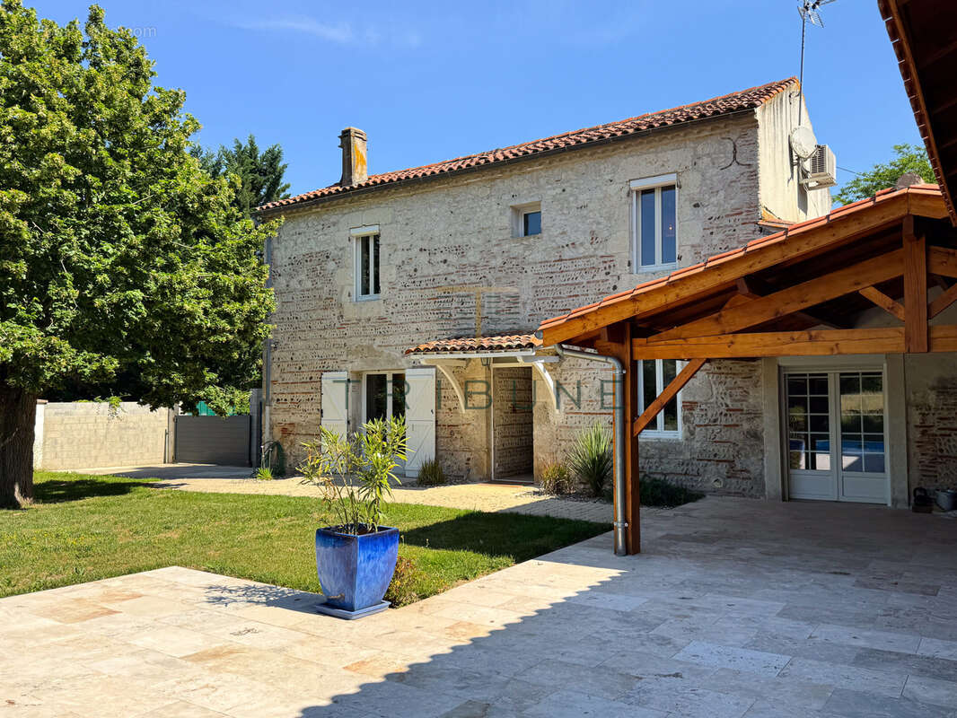 Proche d'AGEN -Maison en pierre de charme avec piscine, jardin et garage - photo 16