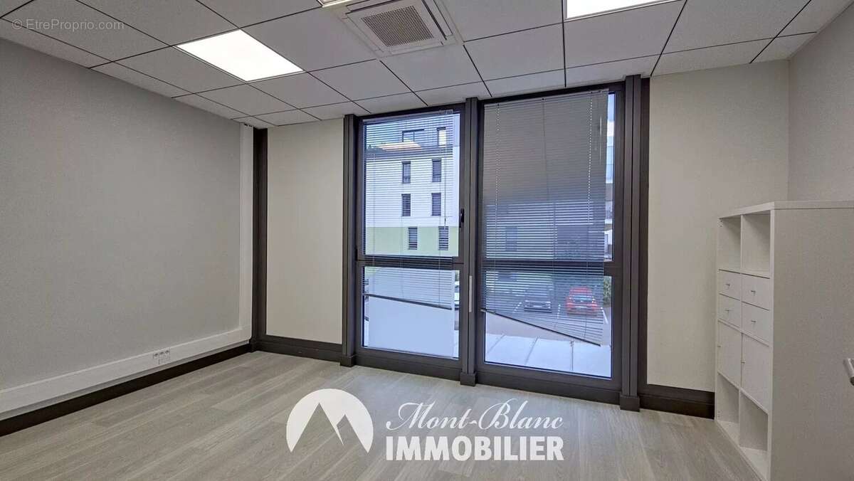 Espace commercial moderne à Sallanches - photo 8
