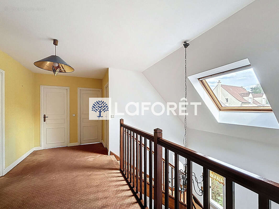 Maison familiale dans résidence avec piscine à Saint-Nom-la-Bretèche - photo 9