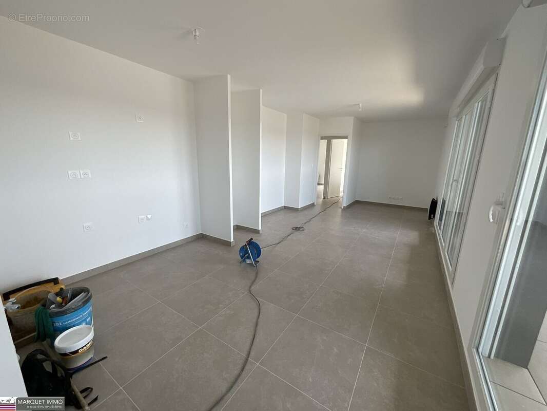 APT T3 offrant 64 m² avec terrasse 34 m² et parking privatif au 7° et dernier étage avec ascenseur... - photo 3