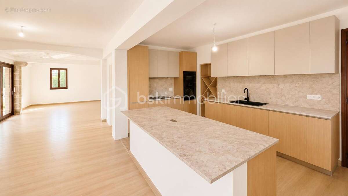 Maison familiale rénovée – 4 chambres – Terrain 4 000 m² – Vence la Sine - photo 9