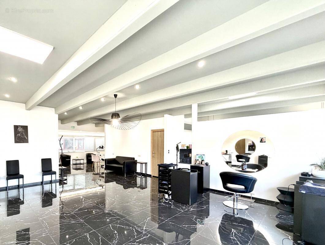 Commerce à LA GAUDE