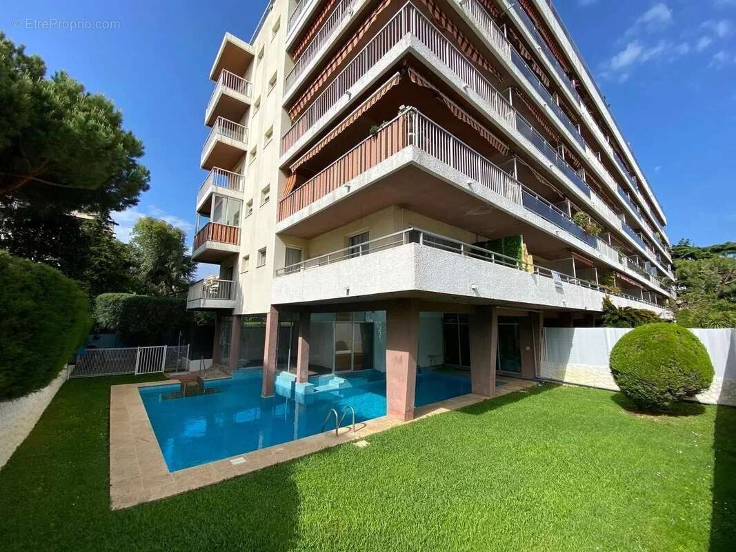 Appartement à SAINT-LAURENT-DU-VAR