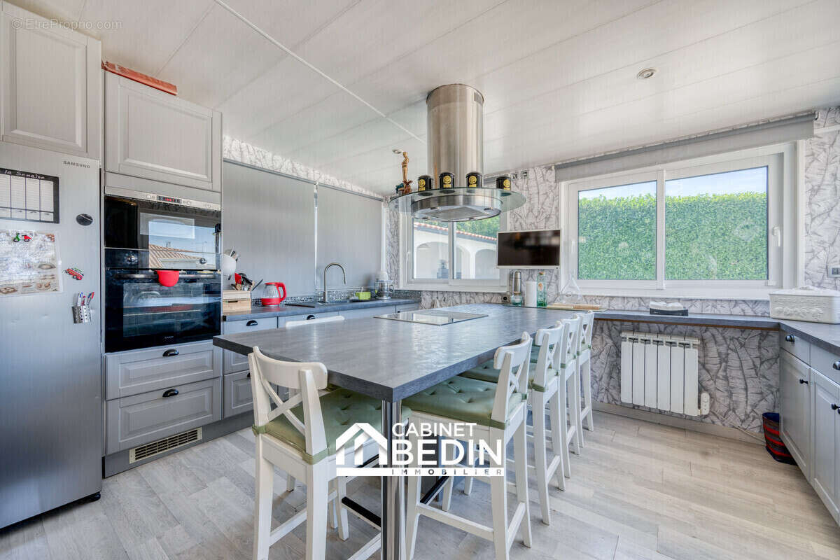 Maison 168 m² à Saint-Medard-En-Jalles  - photo 3