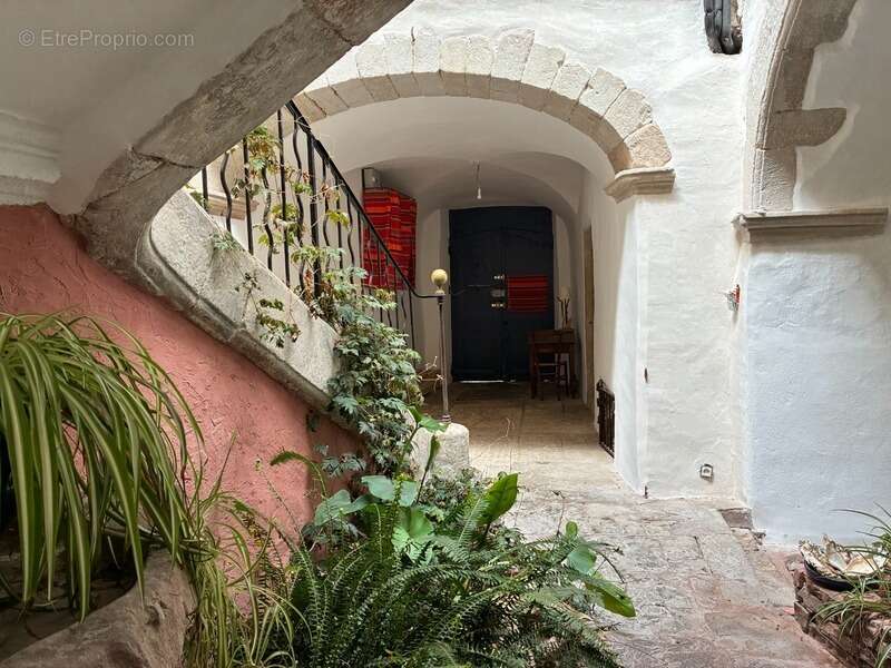 Maison de caractère du XIIIᵉ siècle – Cour intérieure, lumière et fort potentiel au cœur de Saint-Affrique - photo 2