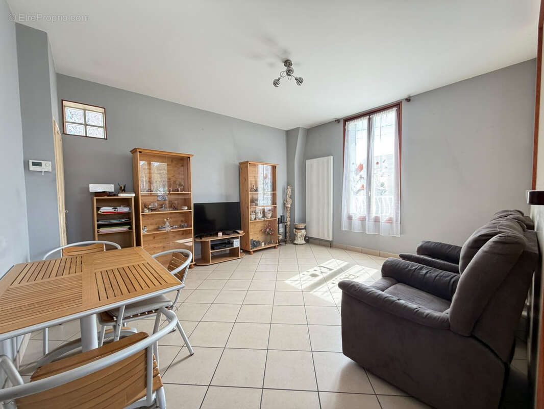 Mitry-le-neuf - pavillon de plain pied - 2 chambres - 1 cave et un joli jardin - photo 2