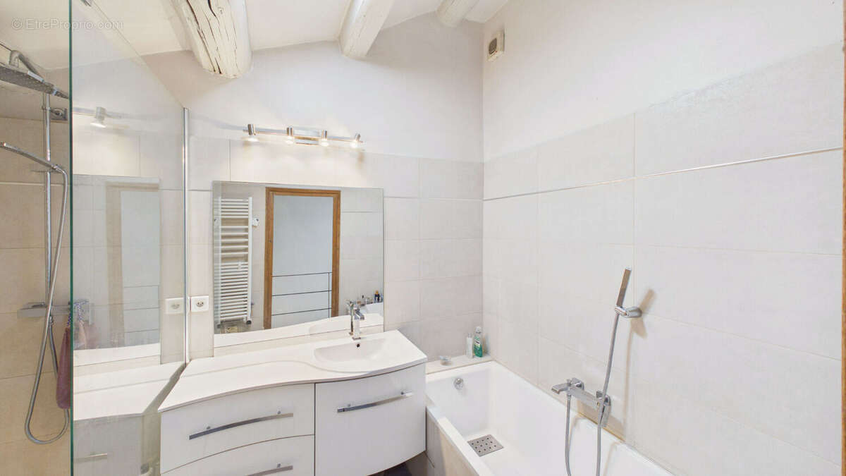 À 5 km d'Avignon Maison de Village Type LOFT 170 m² avec Terrasse, Garage Idéale 2 Familles - photo 5