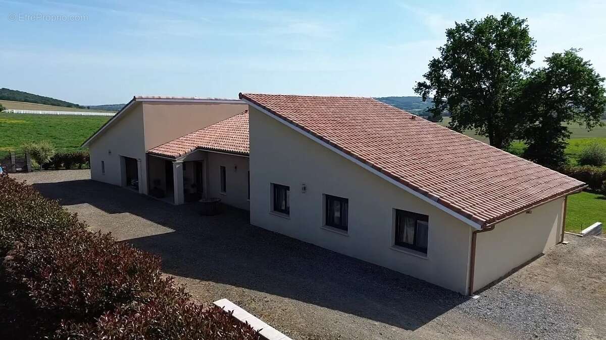 Maison contemporaine de plain-pied de 155m2 habitables avec dépendances sur un terrain de 2 839m2 clos - photo 8