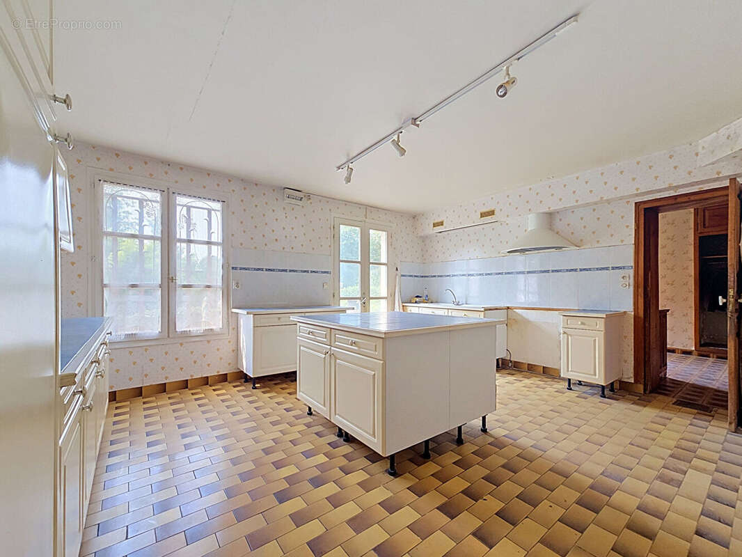 Maison Luzarches 8 pièce(s) 226.02 m2 - photo 2