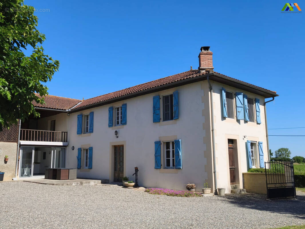 Elegant renovated farmhouse near Castelnau-Magnoac with mature gardens in Southwest France. - Maison à PONSAN-SOUBIRAN