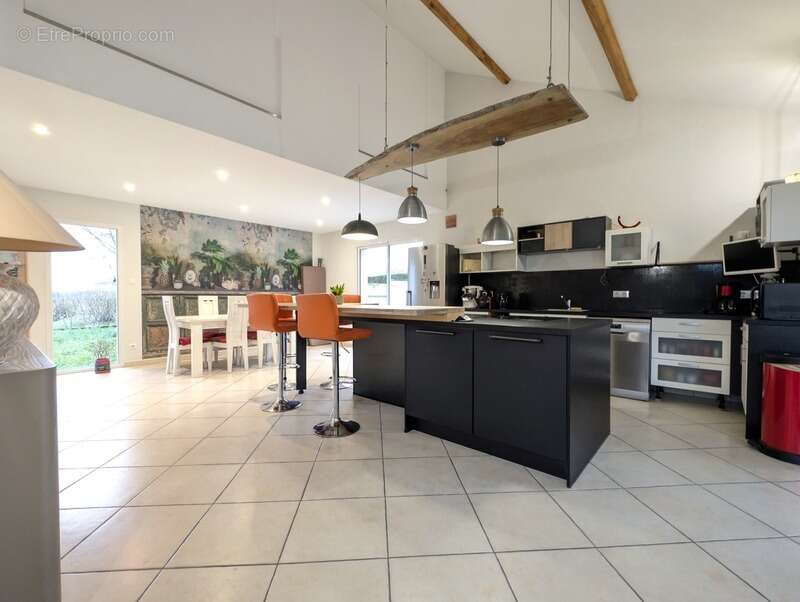 Maison à COMMELLE-VERNAY