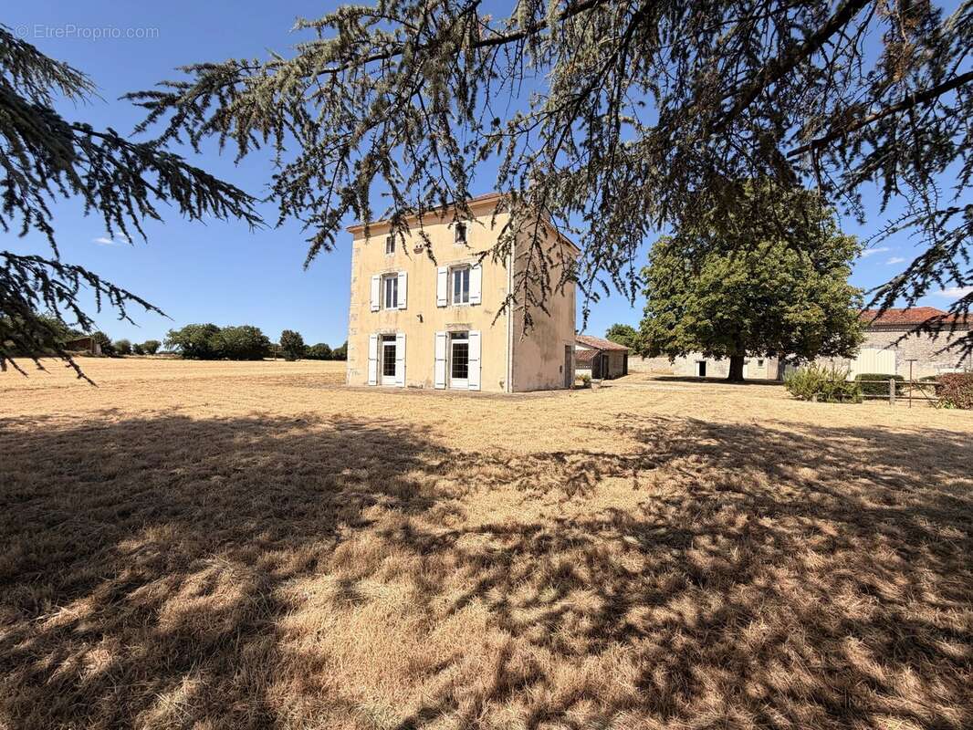 Charmante propriété de caractère avec plus de 2 hectares, grange, cave voûtée et dépendance aménageable à proximité de Ruffec - photo 15