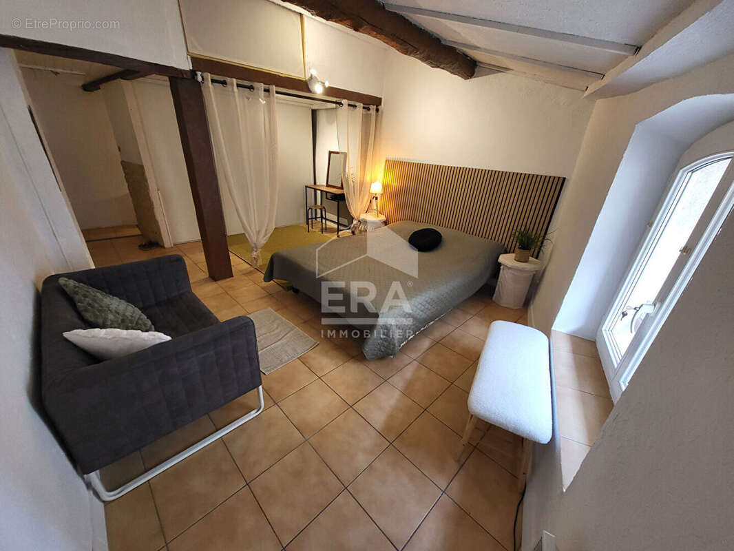 Maison à SAINT-MITRE-LES-REMPARTS