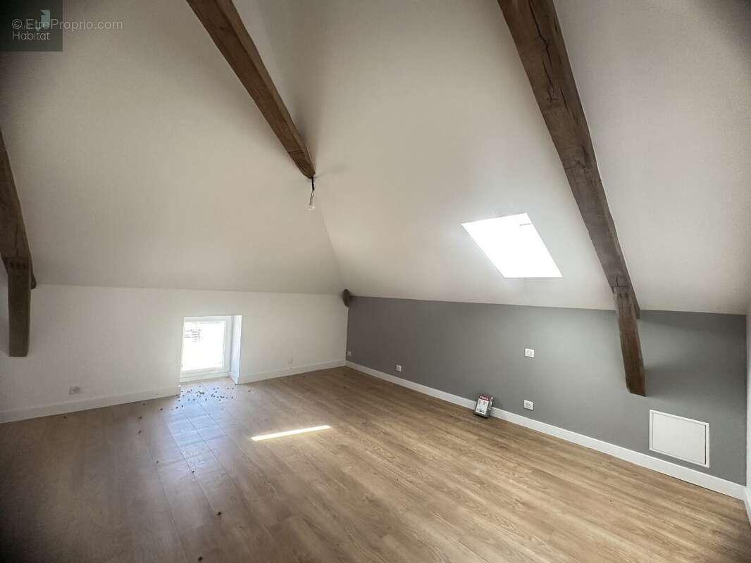 Maison en pierre, en partie rénovée, 4chambres,2 salle de bains, garage et puit  sur terrain  attenant de 5890m² - photo 9