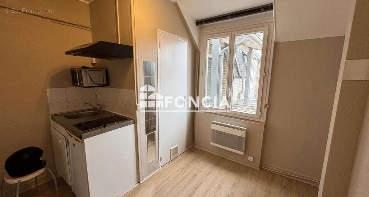 Exclusivité INVESTISSEMENT  – Studette de 8,75 m² rénovée au dernier étage avec ascenseur et vue sur les toits de Paris - photo 2