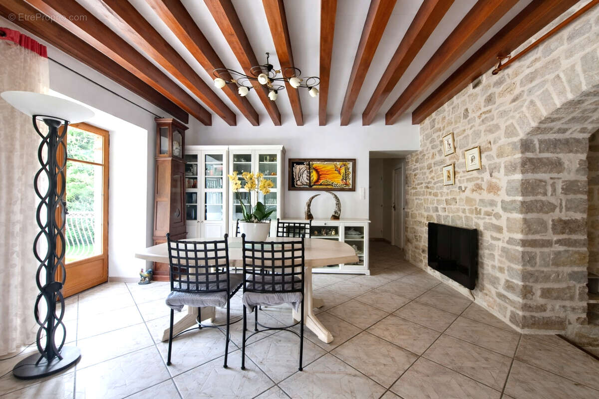 Maison en pierre rénovée à Ladoye Sur Seille (39210), 6 701m² de terrain en bord de rivière - photo 6