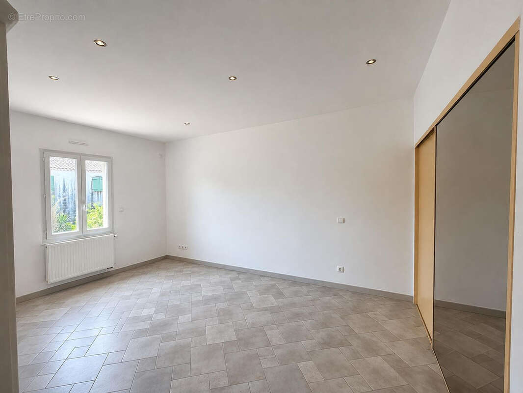 À UZÈS immeuble de 250 m2 avec 2 habitations - photo 7